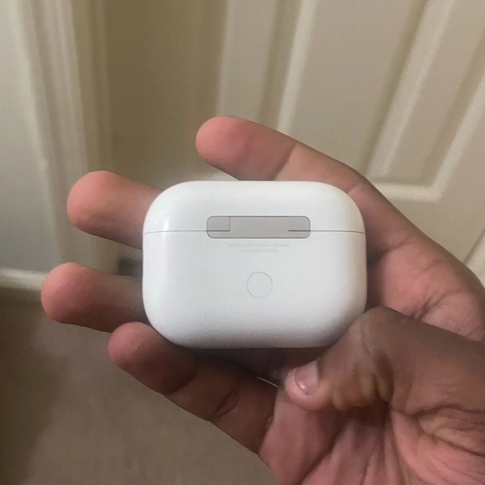 Apple White Bluetooth Headset with Noise Cancellation